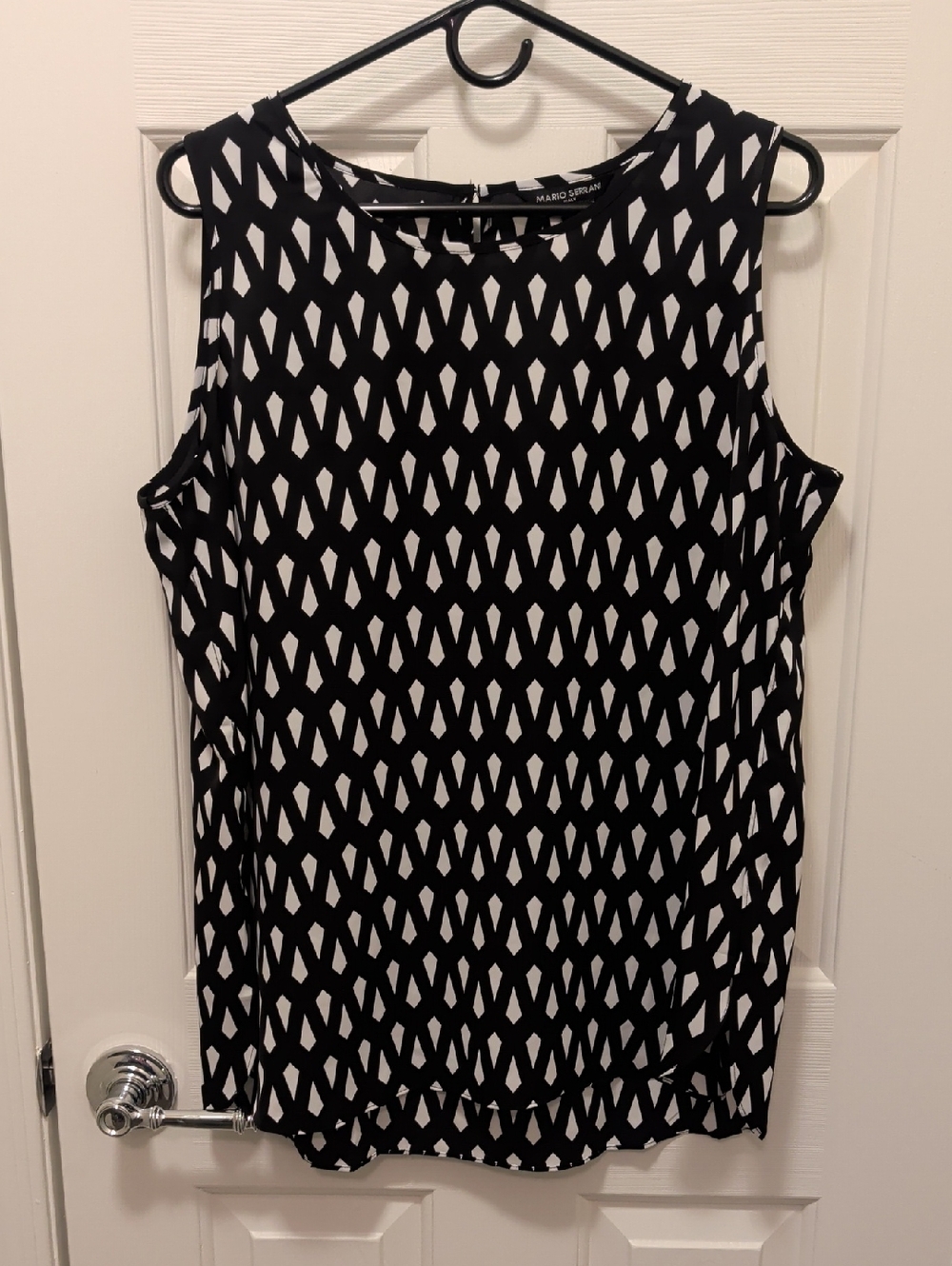 Mario Serrani Black & White Geometric Sleeveless Blouse